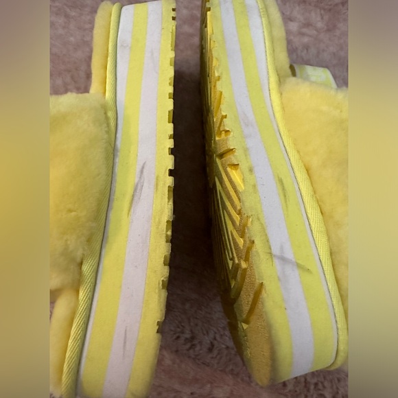 yellow UGG slides - Picture 6 of 11